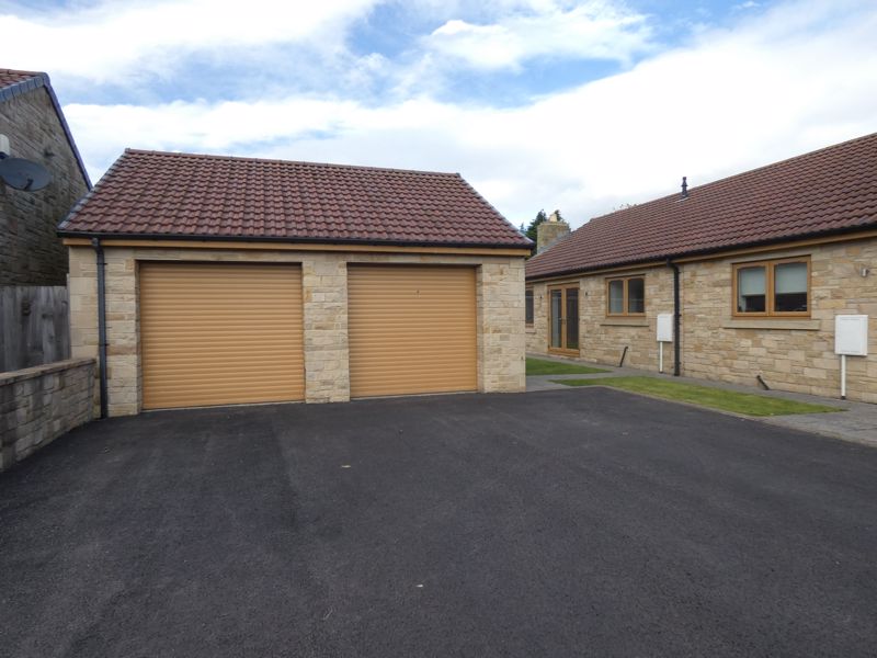 DRIVE/SINGLE GARAGE- click for photo gallery